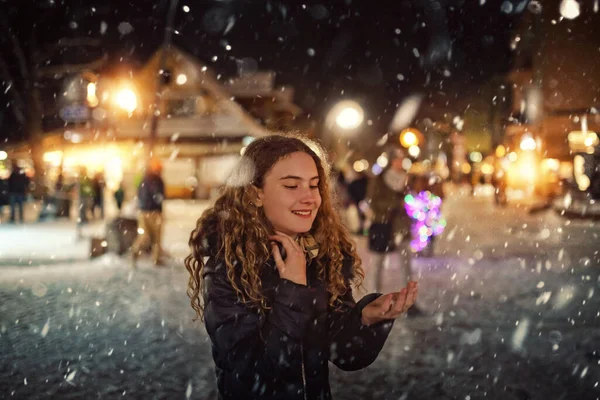 Giovane Ragazza Gode Cattura Neve Sulla Sua Mano — Foto Stock