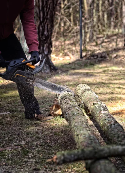 Lumberjack Man Cuts Tree Pieces Sawmill — Stock Photo, Image