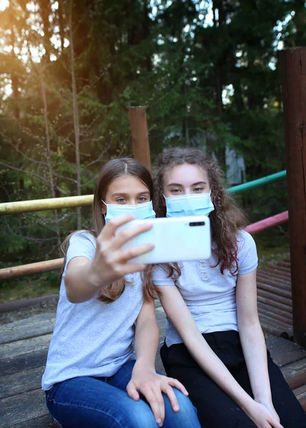 Giovani Amici Adolescenti Maschere Facciali Scattano Una Foto Con Telefono — Foto Stock