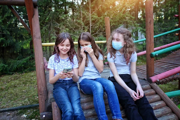 Jóvenes Amigas Ríen Hablan Durante Plaga Del Coronavirus Afuera —  Fotos de Stock