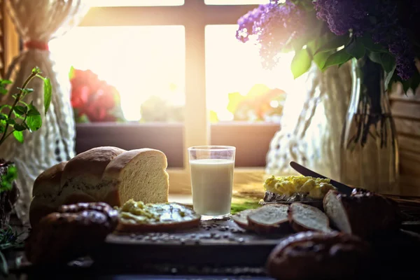 Солнечное Утро Вкусным Хлебом Молоком — стоковое фото