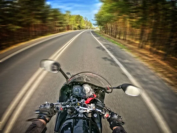 Der Blick Des Motorradfahrers Auf Die Freie Straße — Stockfoto