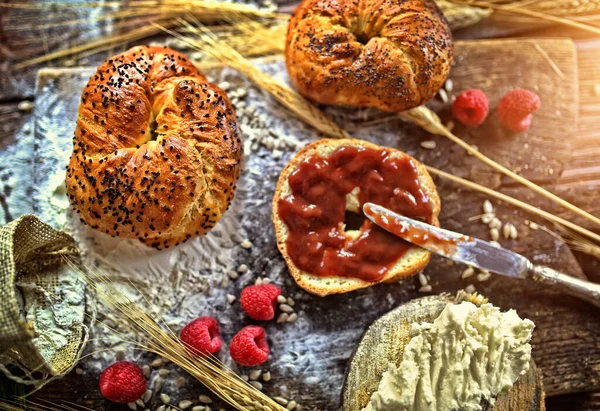 Kahvaltıda taze ekmek ve meyve reçeli.