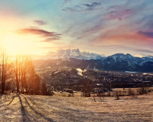 ポーランドの山々やザコパネ市での美しい日の出 — ストック写真