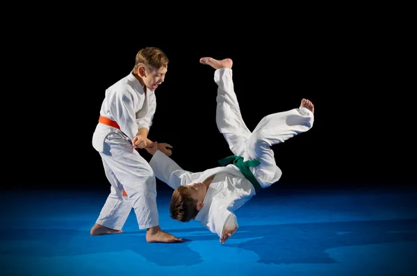 Kinderen martial arts fighters — Stockfoto