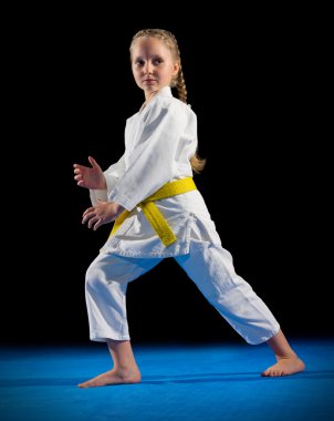 Küçük kız dövüş sanatları savaşçı