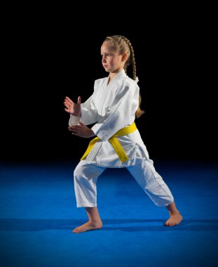 Küçük kız dövüş sanatları savaşçı