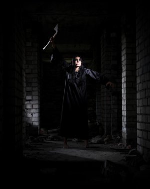 Zombi kız eski evinde