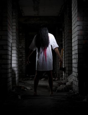 Zombi kız eski evinde
