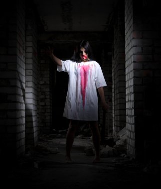 Zombi kız eski evinde