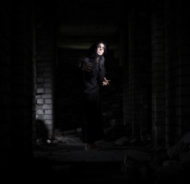 Zombi kız eski evinde