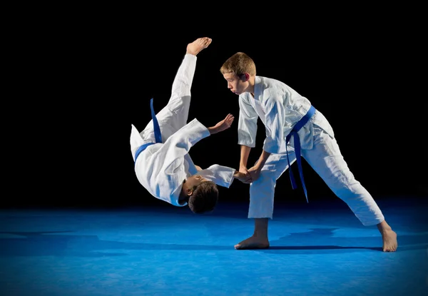Діти бійці бойових мистецтв — стокове фото