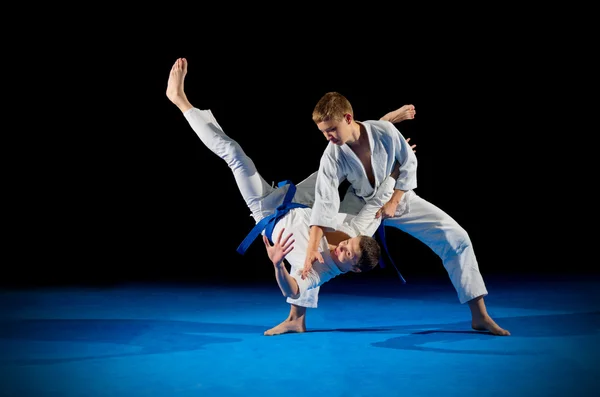 Діти бійці бойових мистецтв — стокове фото