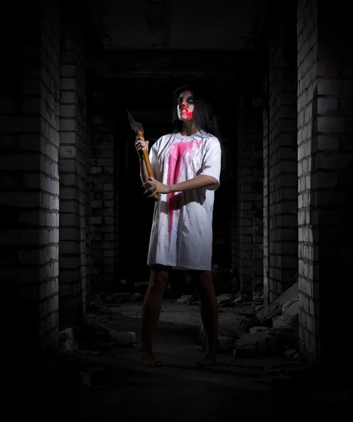 Zombie ragazza in vecchia casa — Foto Stock