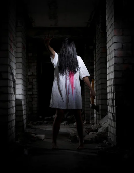 Zombie ragazza in vecchia casa — Foto Stock