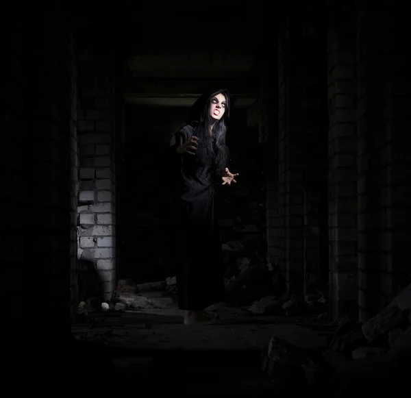 Zombie meisje in oud huis — Stockfoto