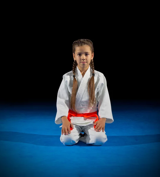Petite fille combattant des arts martiaux — Photo
