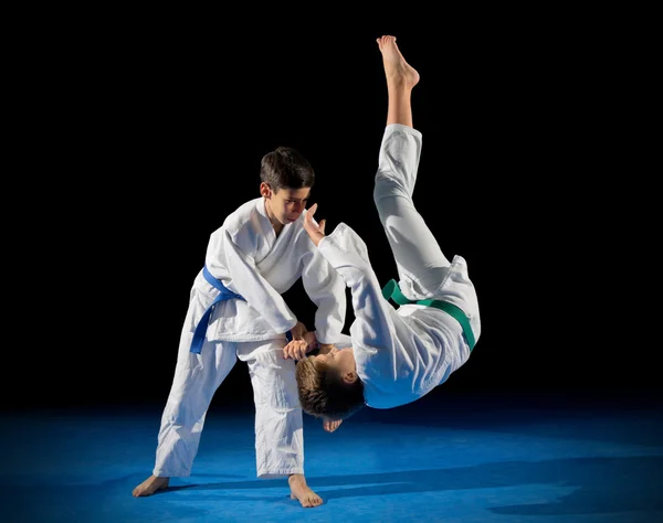 Jongens martial arts fighters — Stockfoto