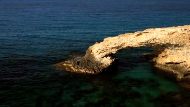 Ponte degli innamorati Aya Napa, Cipro — Video Stock