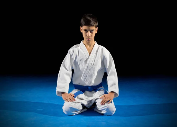 Jongen martial arts vechter geïsoleerd — Stockfoto