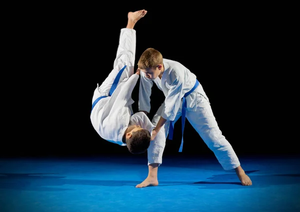 Jongens martial arts fighters geïsoleerd — Stockfoto