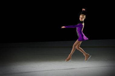 Genç kız buz patenci