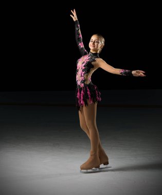 Genç kız buz patenci