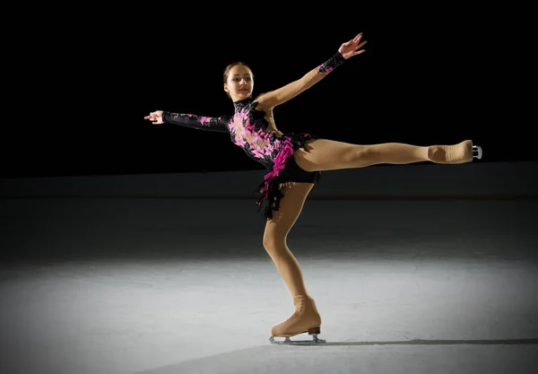 Chica joven patinador artístico — Foto de Stock