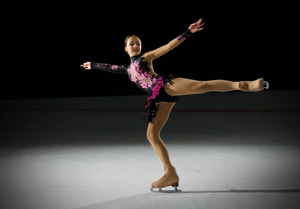 Menina jovem figura patinador — Fotografia de Stock