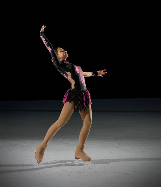 Menina jovem figura patinador — Fotografia de Stock