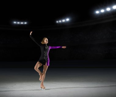 Genç kız buz patenci