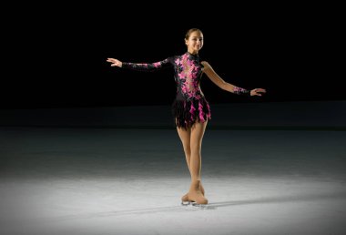 Genç kız buz patenci