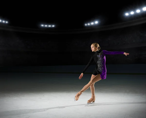 年轻女孩花样滑冰运动员 — 图库照片