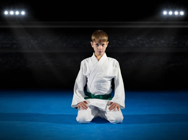 Pequeño luchador de artes marciales — Foto de Stock