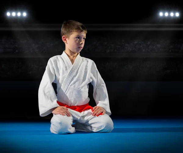 Piccolo ragazzo arti marziali combattente — Foto Stock