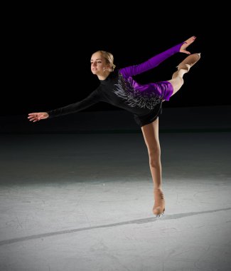 Genç kız buz patenci