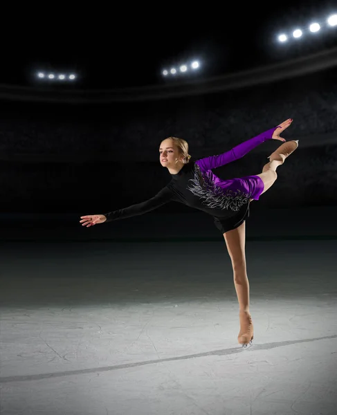 Chica joven patinador artístico —  Fotos de Stock