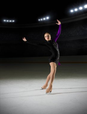 Genç kız buz patenci