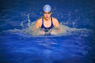 Genç Bayan yüzücü