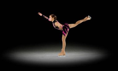 Genç kız buz patenci