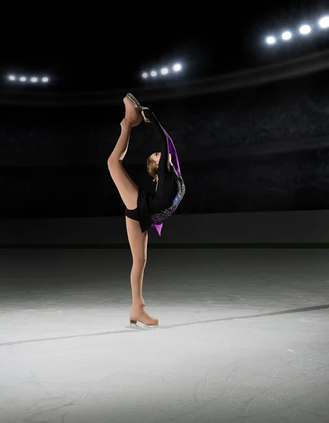 Menina jovem figura patinador — Fotografia de Stock