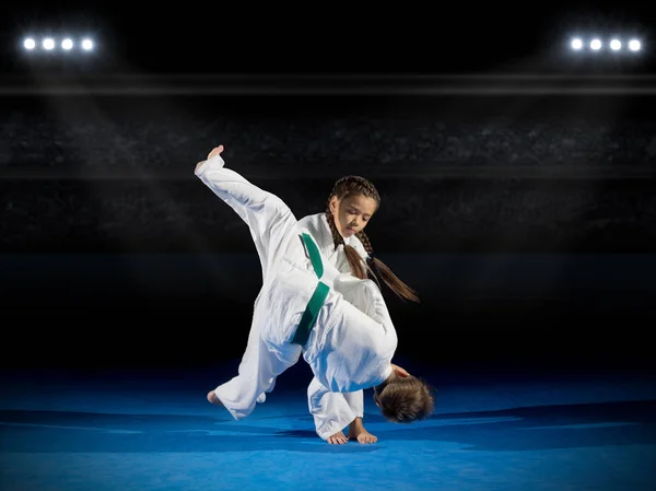Crianças lutadores de artes marciais — Fotografia de Stock