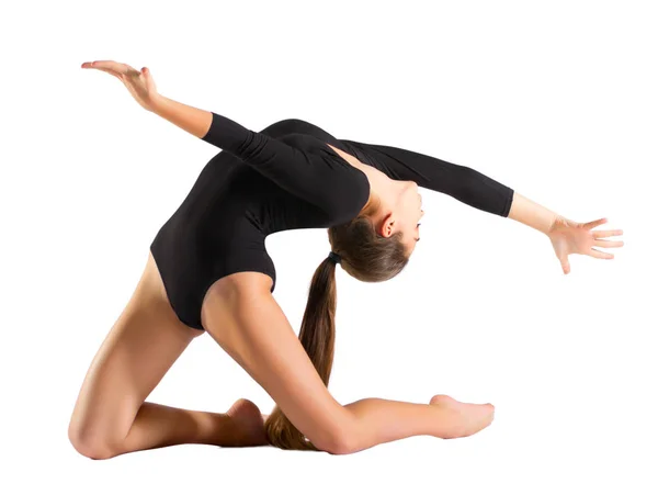 Юная девушка занимается гимнастикой — стоковое фото