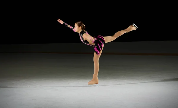 Chica joven patinador artístico — Foto de Stock