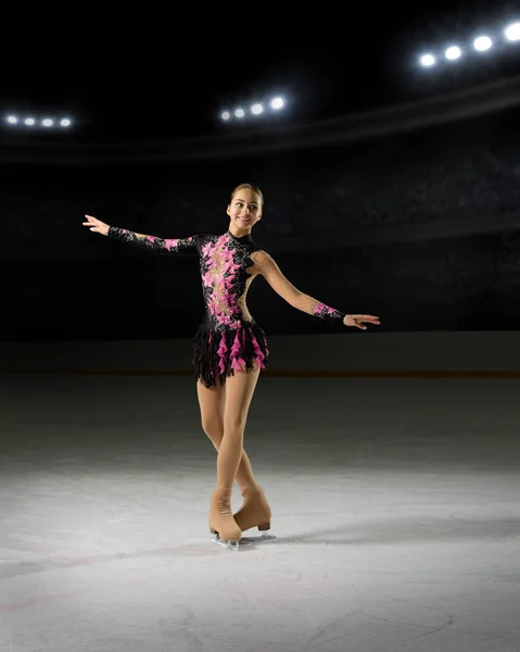 Menina jovem figura patinador — Fotografia de Stock