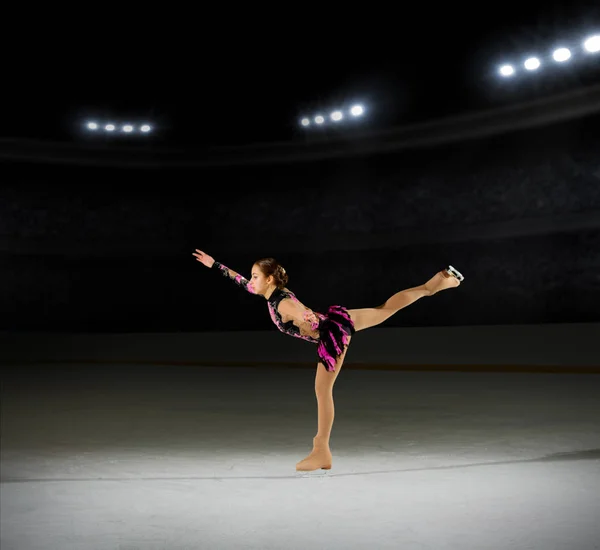 Jong meisje kunstschaatsster — Stockfoto