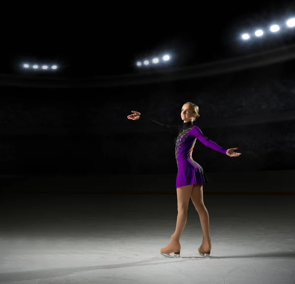 Menina jovem figura patinador — Fotografia de Stock