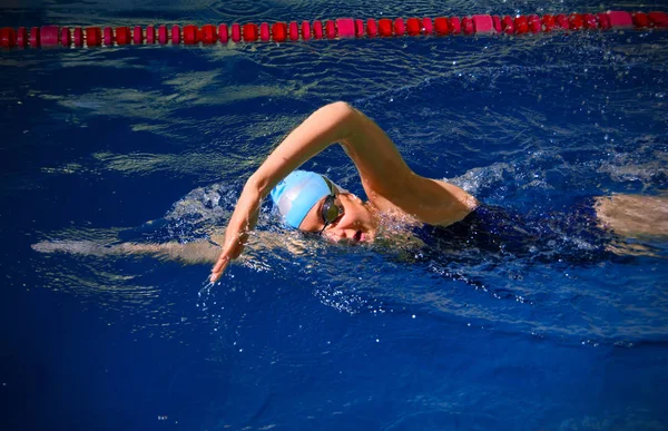 Νεαρή γυναίκα κολυμβητής — Φωτογραφία Αρχείου