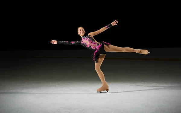 Menina jovem figura patinador — Fotografia de Stock