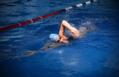 Genç Bayan yüzücü